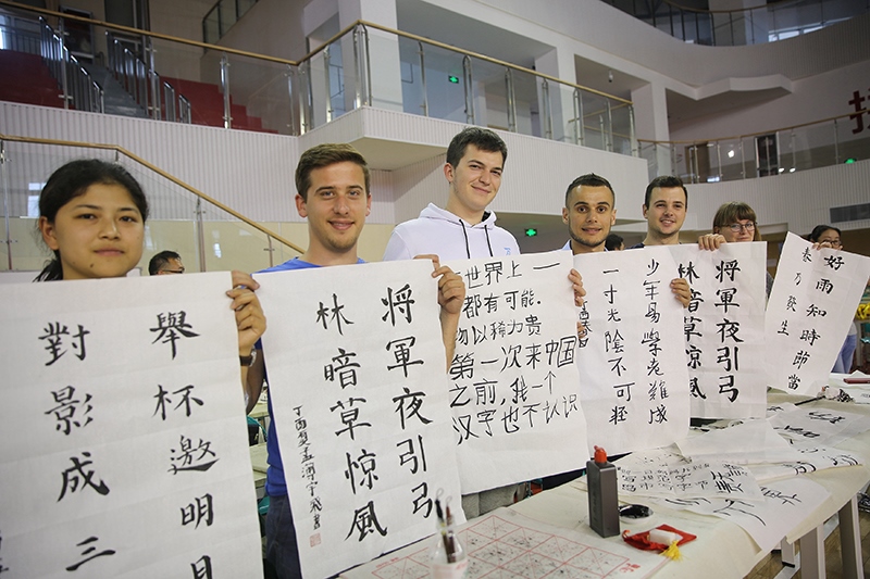 2017年6月5日，來(lái)自青島大學(xué)和中國(guó)石油大學(xué)（華東）的外國(guó)留學(xué)生在展示現(xiàn)場(chǎng)完成的書(shū)法作品。