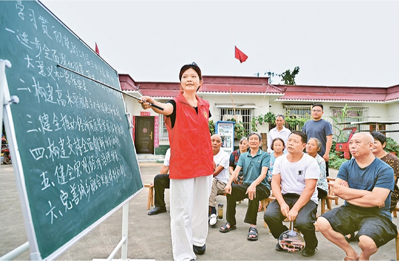 學習好貫徹好黨的二十屆三中全會精神，是當前和今后一個時期全黨全國的一項重大政治任務(wù)。圖為2024年7月27日，四川省眉山市仁壽縣“小黑板”宣講小分隊，向基層黨員干部群眾宣講黨的二十屆三中全會精神。 人民圖片 潘帥/攝