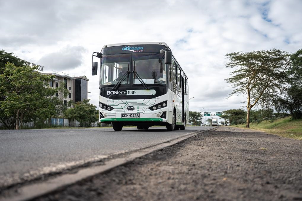 2023年6月3日，一輛肯尼亞電動巴士公司與中國車企合作生產的電動巴士行駛在肯尼亞內羅畢街頭。新華社記者王冠森攝
