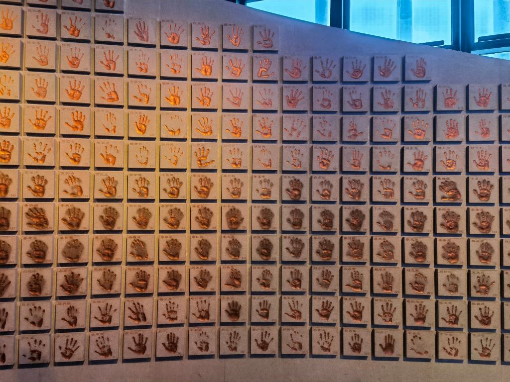 圖為侵華日軍南京大屠殺遇難同胞紀(jì)念館“三個(gè)必勝”展廳排列的648個(gè)鮮紅的手?。ň植浚Ｐ氯A社記者 邱冰清 攝