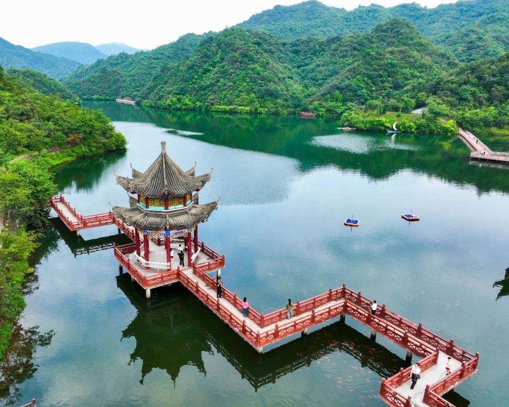 2024年8月11日，游客在湖南省雙牌縣陽明山國家森林公園萬和湖休閑游玩。新華社發(fā)（周秀魚春攝）