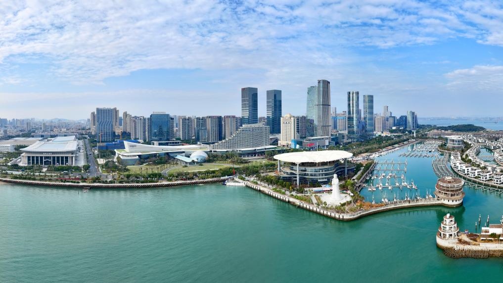 2024年1月24日拍攝的廈門國際會議中心、環(huán)島路一帶濱海城市景觀。新華社記者姜克紅攝