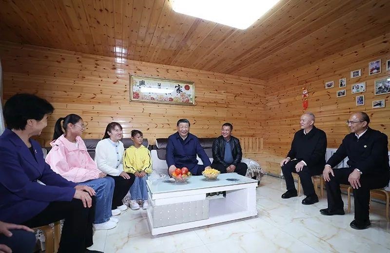 △2023年9月6日，習(xí)近平總書記在黑龍江大興安嶺地區(qū)漠河市北極村，同村民史瑞娟一家親切交談。