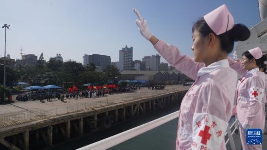 當(dāng)?shù)貢r(shí)間8月16日上午10時(shí)許，執(zhí)行“和諧使命-2024”任務(wù)的中國(guó)海軍“和平方舟”號(hào)醫(yī)院船圓滿結(jié)束對(duì)莫桑比克的訪問(wèn)，駛離馬普托港，前往本次任務(wù)第五站南非。新華社發(fā)（曹春耀 攝）