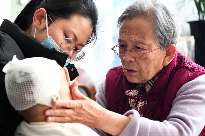 2022年11月16日，在陜西省榆林市佳縣，路生梅（右）在家中為患兒義診。 新華社發(fā)（鄒競一 攝）