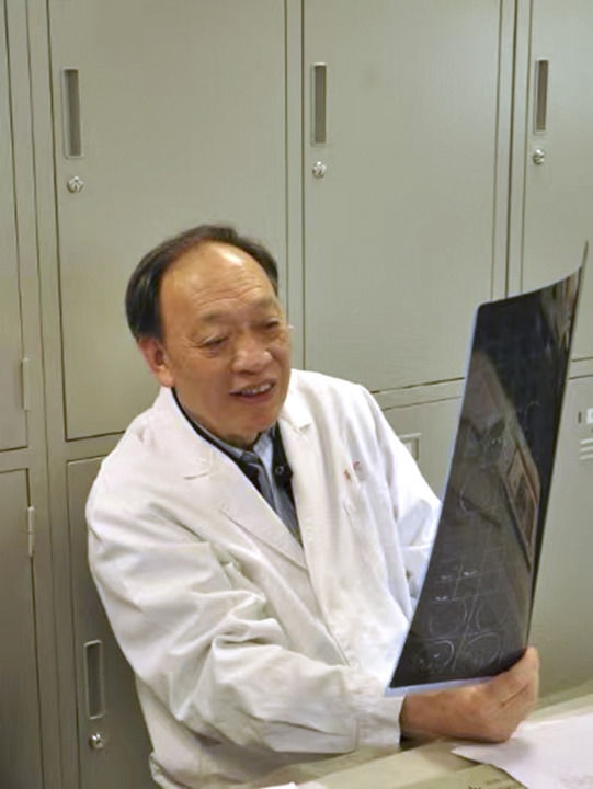 復旦大學附屬華山醫(yī)院感染科終身教授翁心華在工作（資料照片）。 新華社發(fā)