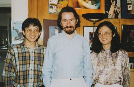 1992年，朱銳（左）赴美國(guó)杜蘭大學(xué)攻讀心靈哲學(xué)與認(rèn)知科學(xué)，師從心靈哲學(xué)和認(rèn)知科學(xué)家Radu Bogdan（中），右為朱銳師姐、北師大教授田平。