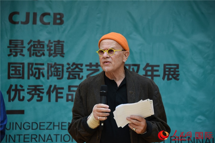 瑞典藝術(shù)家托比恩·卡爾斯博致辭。人民網(wǎng)記者 殷淼攝
