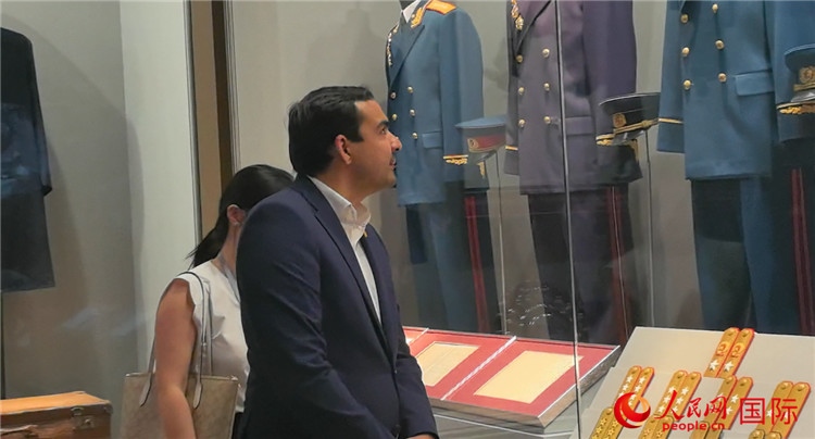 毛里求斯民議會議長阿德里安·夏爾·杜瓦爾參觀中國共產(chǎn)黨歷史展覽館。人民網(wǎng) 鐘文興攝