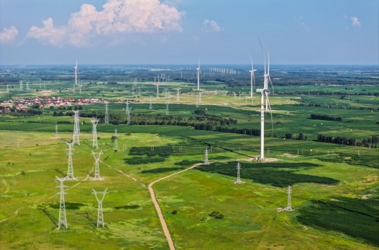 這是2024年7月19日拍攝的內(nèi)蒙古通遼238萬千瓦風電項目（無人機照片）。此項目每年可將75億千瓦時清潔電能經(jīng)扎魯特—青州±800（千伏）直流特高壓外送通道送至山東地區(qū)消納，相當于滿足受端地區(qū)超過300萬戶居民家庭用電需求，節(jié)約標煤261萬噸，減少二氧化碳排放634萬噸。