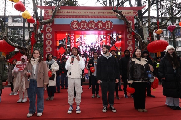 “熊貓叨叨”團(tuán)隊(duì)參加上海四平社區(qū)“元宵行街會”。