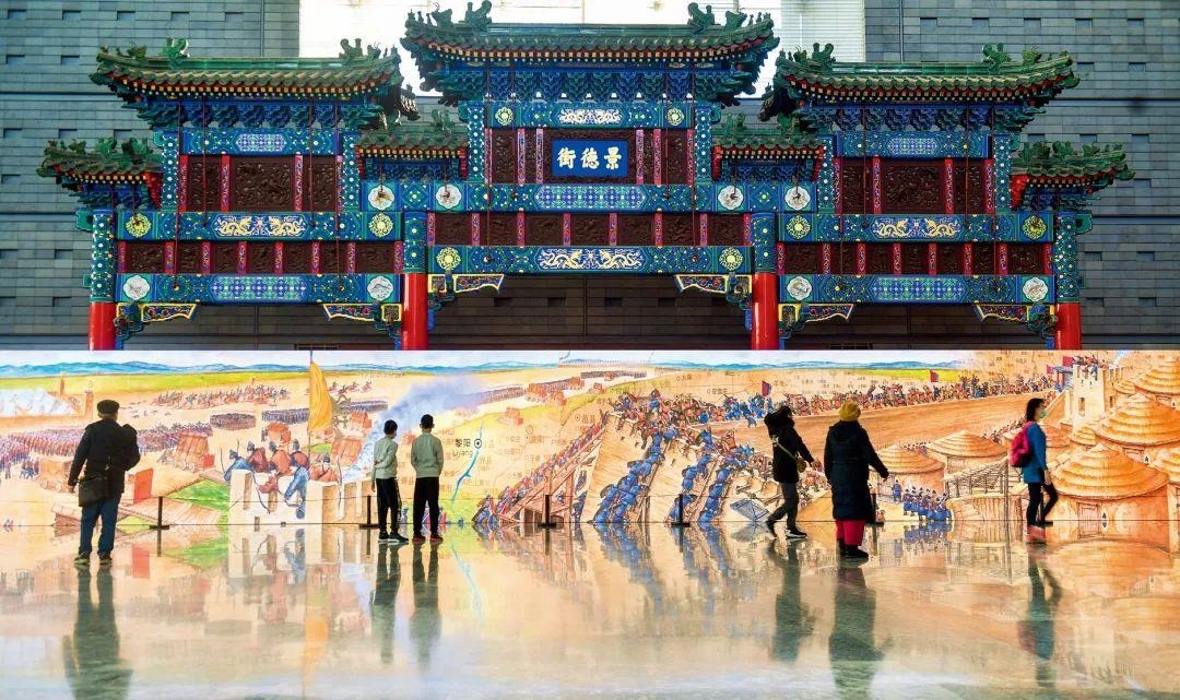 △2022年1月，觀眾在首都博物館參觀“穿越時(shí)空的大運(yùn)河”數(shù)字影像展。