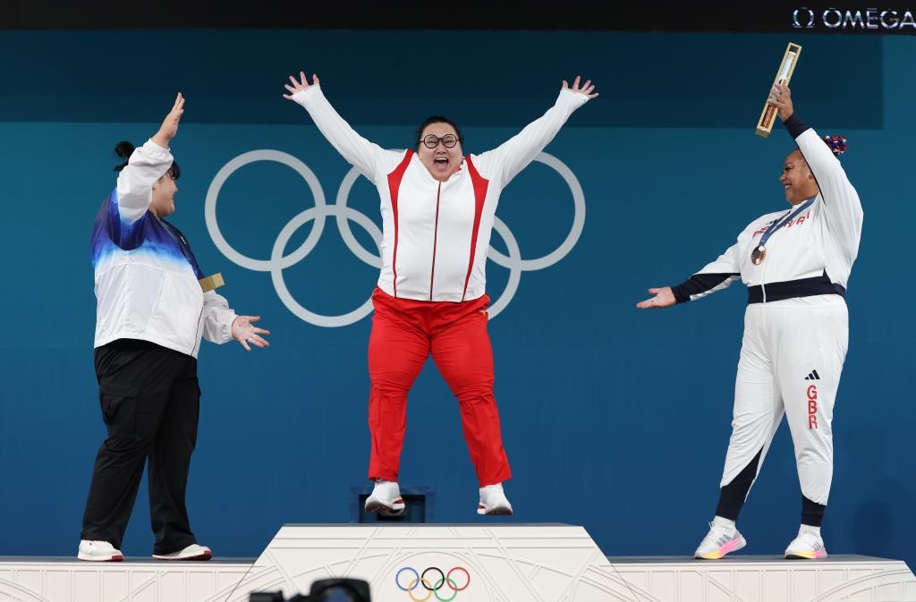 中國選手李雯雯（中）在巴黎奧運會舉重女子81公斤以上級頒獎儀式中登上領(lǐng)獎臺（2024年8月11日攝）。新華社記者 楊磊 攝