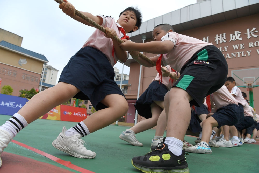 廣西南寧市玉蘭路小學(xué)的孩子們在進(jìn)行拔河比賽（2021年5月31日攝）。新華社記者 周華 攝