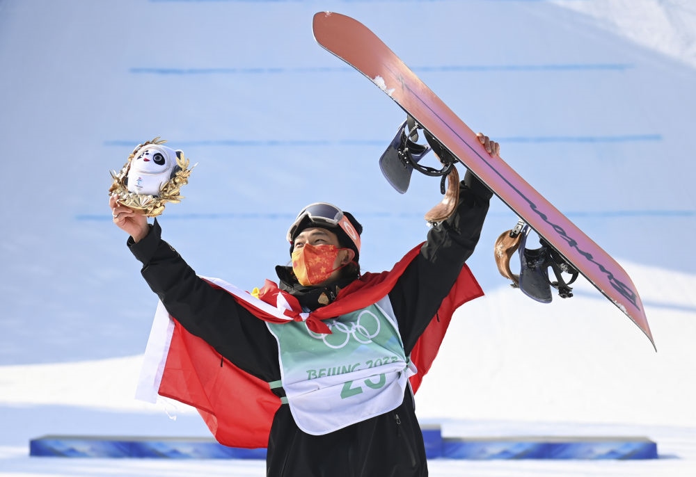 蘇翊鳴在北京2022年冬奧會單板滑雪男子大跳臺決賽奪冠后慶祝（2022年2月15日攝）。新華社記者 黃宗治 攝