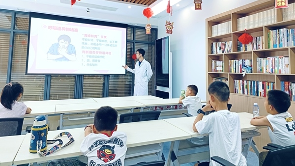 西安交通大學(xué)“筑夢(mèng)醫(yī)心·護(hù)佑三農(nóng)”實(shí)踐團(tuán)開(kāi)展健康科普。校方供圖
