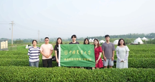在山東日照，中國(guó)農(nóng)業(yè)大學(xué)食品學(xué)院實(shí)踐團(tuán)就農(nóng)業(yè)生產(chǎn)智能化設(shè)備、肥料選用等問(wèn)題開(kāi)展實(shí)地調(diào)研，并面向300余名村民陸續(xù)開(kāi)展4次科普宣講。校方供圖
