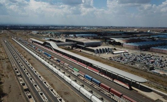 這是2023年9月在肯尼亞首都內(nèi)羅畢拍攝的蒙內(nèi)鐵路內(nèi)羅畢站（無(wú)人機(jī)照片）。新華社記者 韓旭 攝