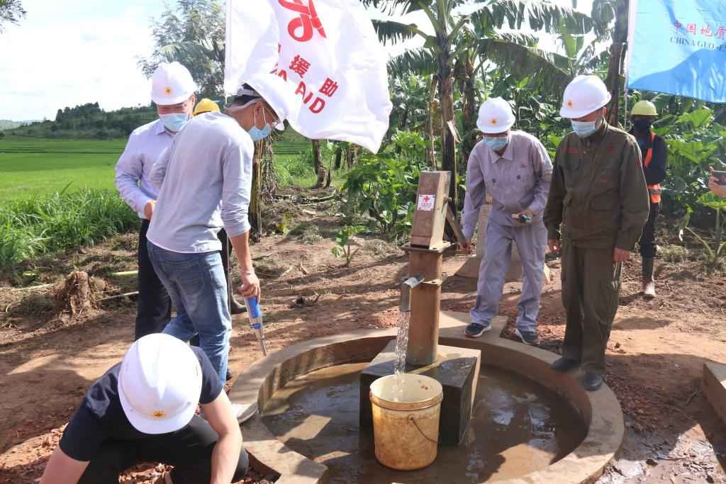2022年4月11日，在盧旺達東方省加齊博區(qū)穆拉姆比，工作人員檢查一口中國援建的水井。新華社發(fā)