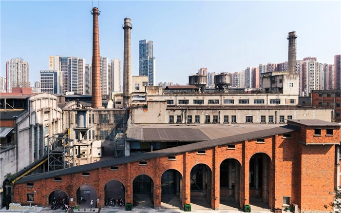 在原成都國營紅光電子管廠舊址上改建而成的東郊記憶園區(qū)南大門。大門既保留了老工業(yè)區(qū)的風(fēng)貌，又融入了現(xiàn)代審美和創(chuàng)意，成為了園區(qū)一大亮點(diǎn)。資料圖片