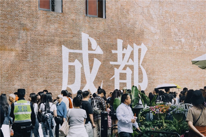 東郊記憶園區(qū)“成都?jí)Α币跃薮蟮摹俺啥肌弊謽雍酮?dú)特的藝術(shù)設(shè)計(jì)成為園區(qū)的網(wǎng)紅打卡地，吸引了眾多游客和市民前來參觀。資料圖片