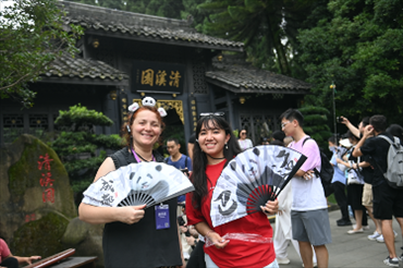 媒體考察團(tuán)成員在都江堰清溪園合影留念。（陳斌 攝）