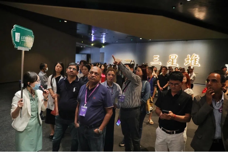 8月31日，亞洲媒體考察團(tuán)參訪三星堆博物館。《中國經(jīng)濟(jì)周刊》記者肖翊攝
