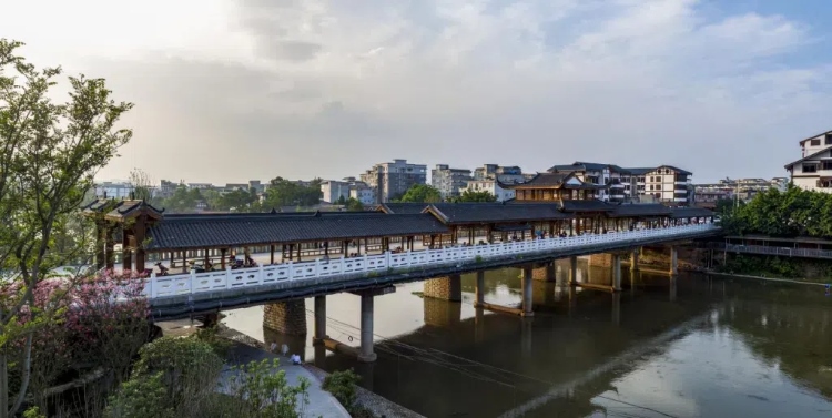 樂山蘇稽古鎮(zhèn)廊橋。樂山市委宣傳部供圖