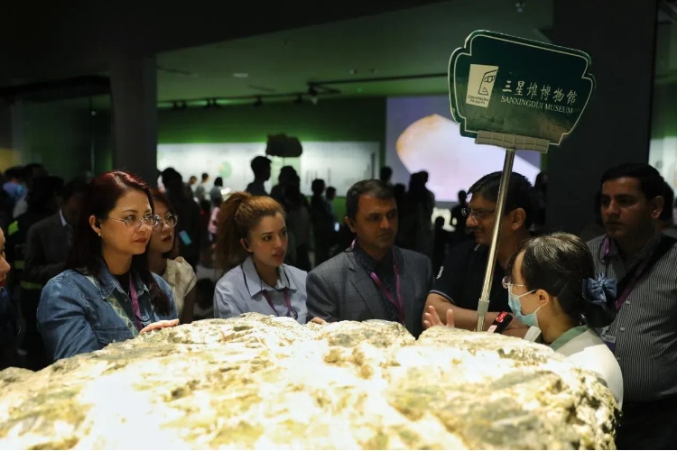 8月31日，亞洲媒體考察團(tuán)參訪三星堆博物館。左一為馬來西亞《星報》首席商務(wù)官莉迪婭·王?！吨袊?jīng)濟(jì)周刊》記者肖翊攝