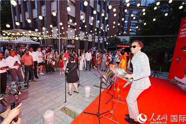來自特多的藝術(shù)家在慶祝儀式上表演特多鋼鼓。人民網(wǎng)記者 趙益普攝