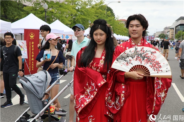 5、當(dāng)?shù)厝A僑華人身穿漢服參加文化節(jié)。 人民網(wǎng)記者 李志偉攝