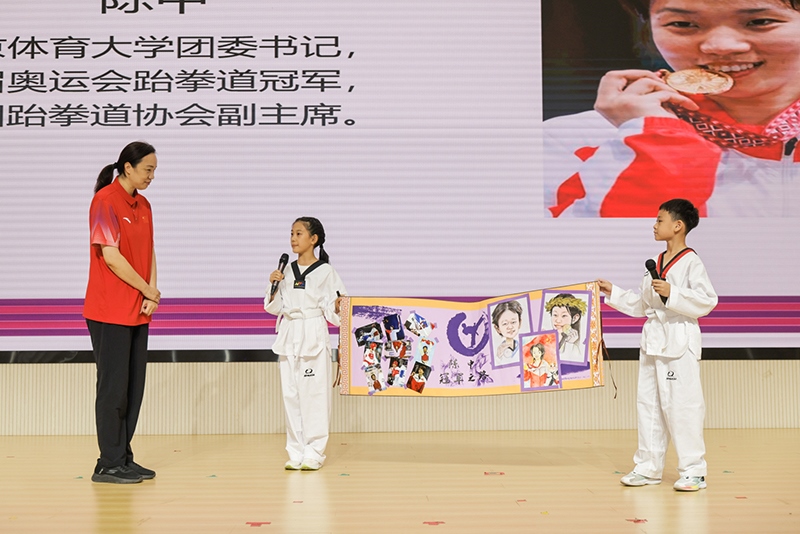 兩位學(xué)生小記者對話陳中老師。學(xué)校供圖