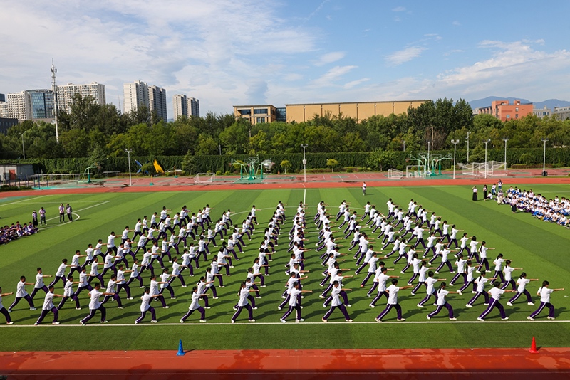 高一學(xué)生在開學(xué)典禮中表演軍體拳。學(xué)校供圖