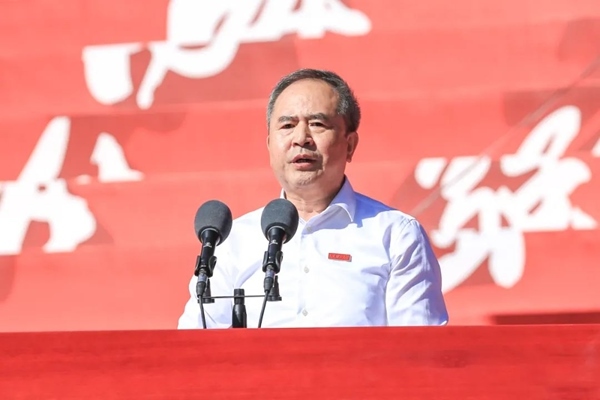 中國(guó)科學(xué)院院士、大連理工大學(xué)校長(zhǎng)賈振元在2024級(jí)新生開(kāi)學(xué)典禮上致辭。校方供圖