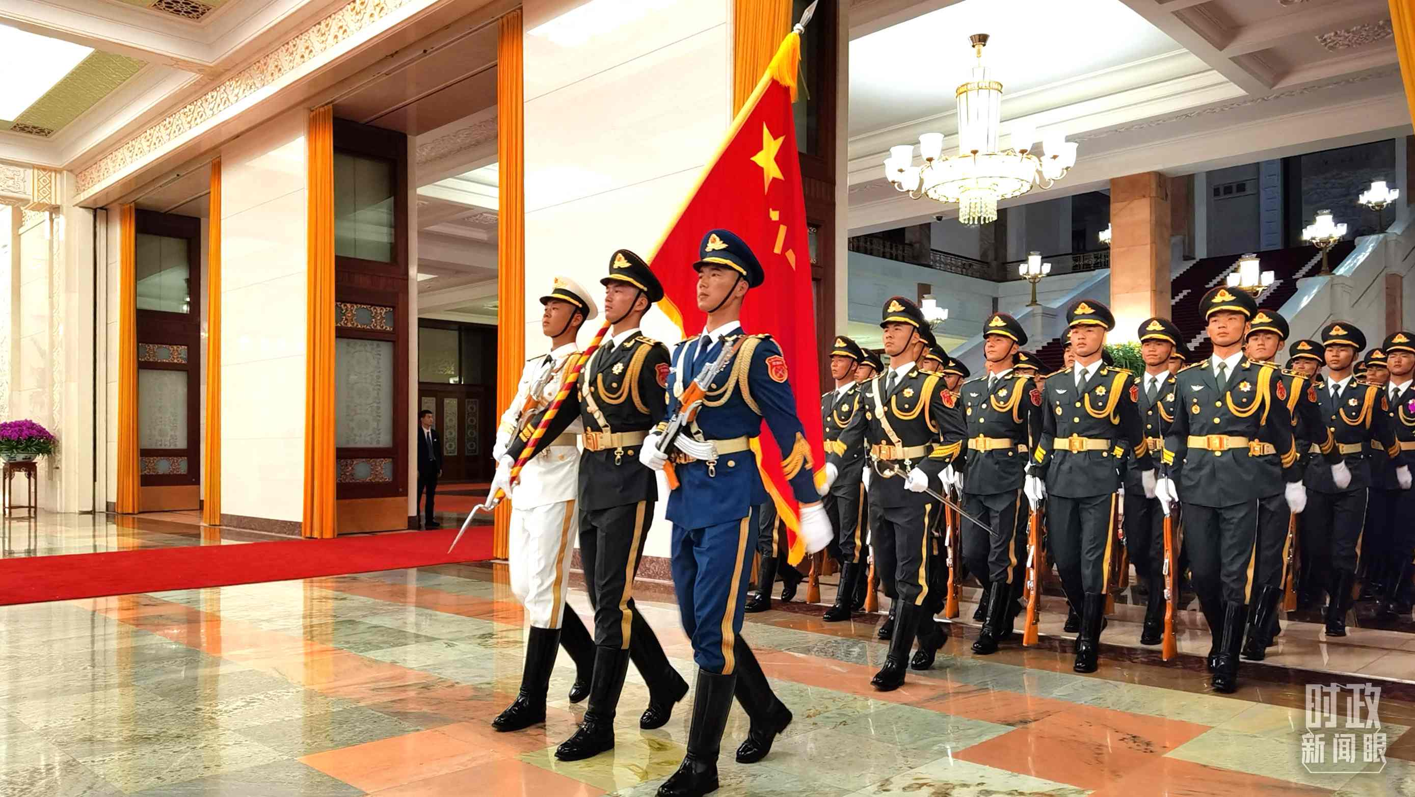 △9月2日，習(xí)主席在人民大會堂北大廳為拉馬福薩總統(tǒng)舉行歡迎儀式。（總臺央視記者郭鴻拍攝）