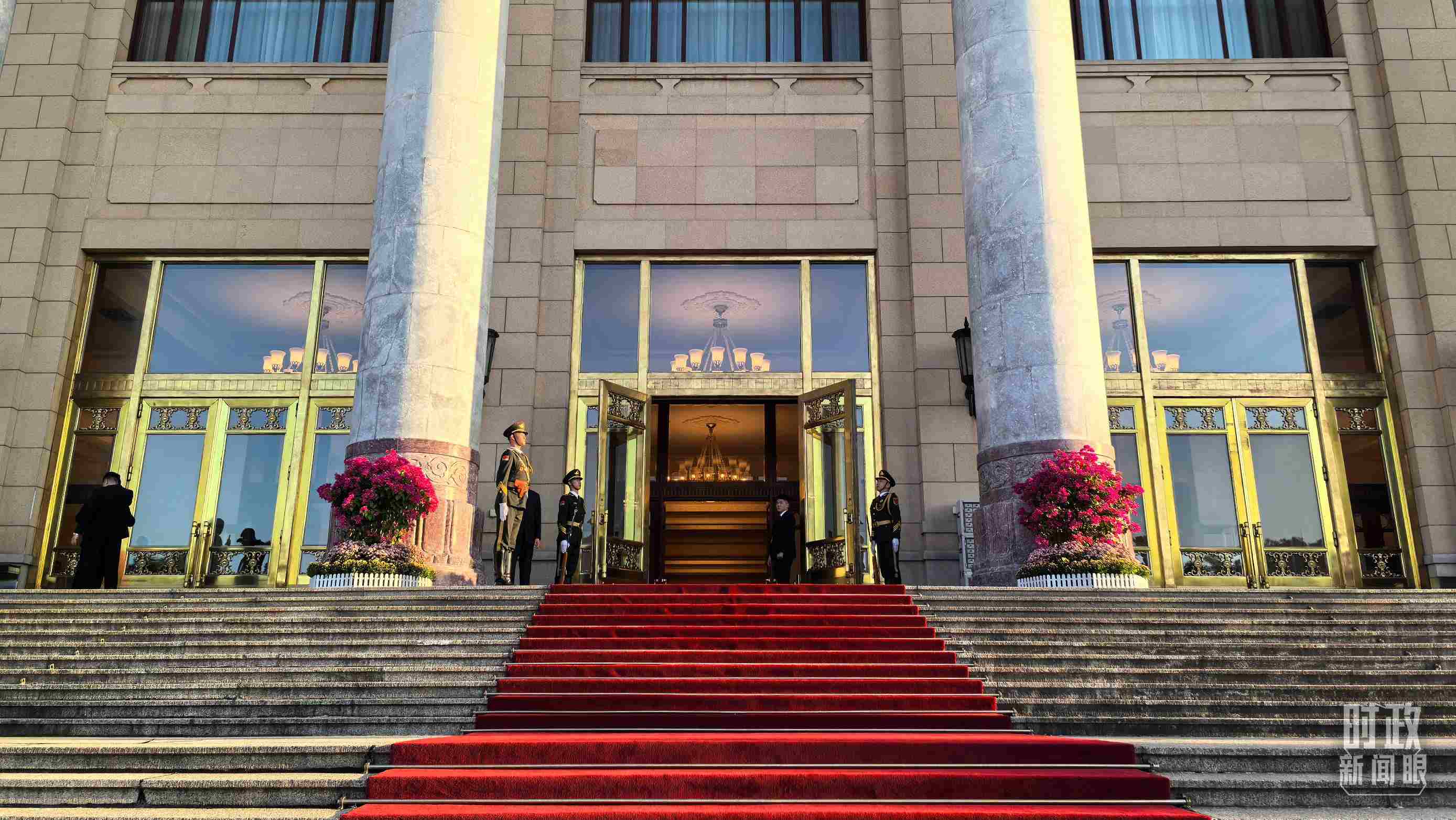 △人民大會堂外，禮兵列隊迎接貴賓。（總臺央視記者陸泓宇拍攝）