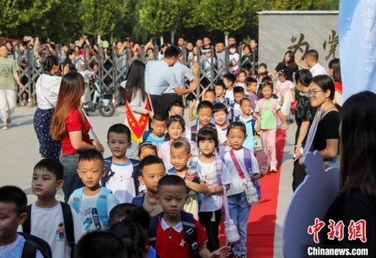 9月1日起，河北省衡水市各中小學(xué)陸續(xù)開學(xué)。9月4日，2024級小學(xué)一年級新生集中入學(xué)，為迎接新同學(xué)，各學(xué)校開展了豐富多彩的活動。 據(jù)衡水市教育局介紹，今年衡水市746所中小學(xué)共迎來75.1萬名新生。其中，全市550所小學(xué)迎來新生34.46萬名。圖為衡水市第十二中學(xué)小學(xué)部的一年級新生走紅毯。陳康 攝