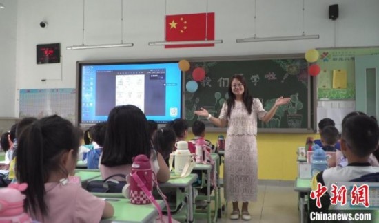 圖為衡水市新苑小學(xué)，老師正在給學(xué)生講開學(xué)第一課的內(nèi)容。王天祥 攝