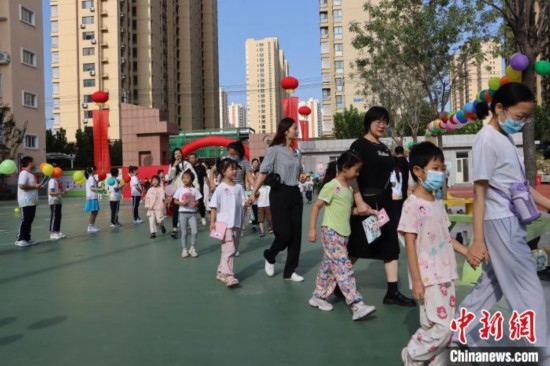 圖為衡水市新苑小學(xué)，小學(xué)一年級新生佩戴“夢想徽章”后，步入校園 。王天祥 攝