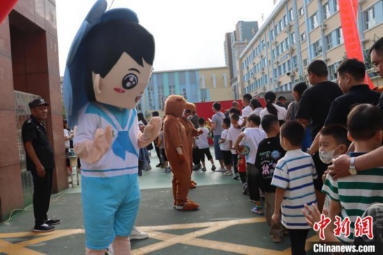 圖為衡水市新苑小學(xué)，老師穿上玩偶服裝歡迎新生入學(xué)。王天祥 攝