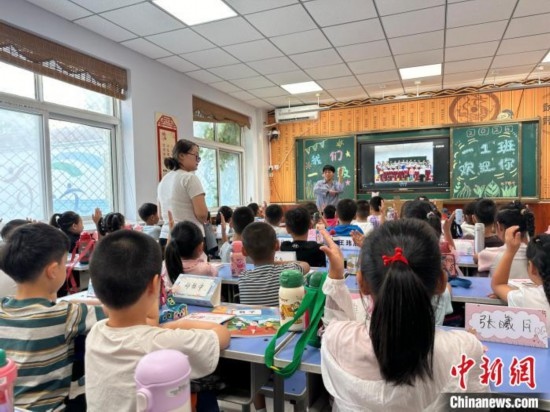 圖為衡水市康復(fù)街小學(xué)，老師講解開學(xué)第一課校園紀(jì)律與禮儀。徐鵬璐 攝