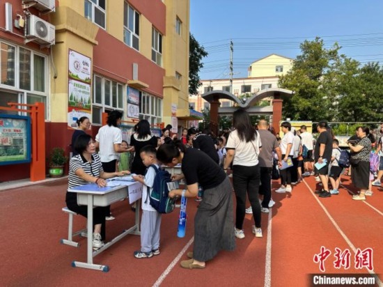 圖為衡水市康復(fù)街小學(xué)，正在簽到的小學(xué)生。徐鵬璐 攝