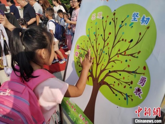 圖為衡水市利民路小學(xué)，孩子們在成長樹的“好習(xí)慣”樹枝上按手印做出承諾。張松 攝