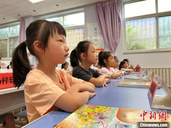 圖為衡水市康復(fù)街小學(xué)，小學(xué)生聽老師講開學(xué)第一課內(nèi)容。徐鵬璐 攝