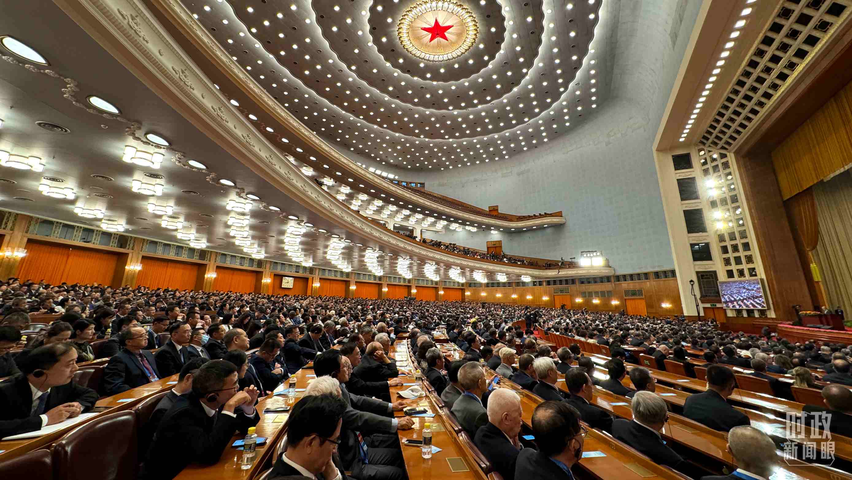  △中非合作論壇非方成員國國家元首、政府首腦、代表團(tuán)團(tuán)長(zhǎng)及國際和地區(qū)組織負(fù)責(zé)人等中外各界人士3200余人出席開幕式。（總臺(tái)央視記者蔣碩拍攝）