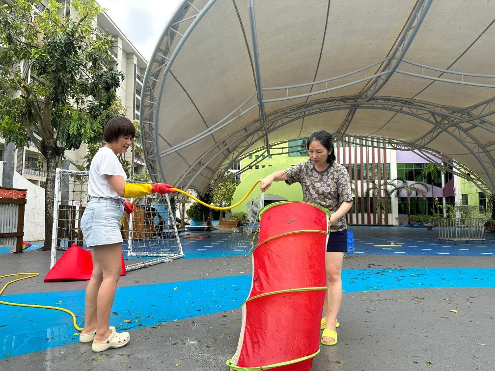 海口市教育幼兒園在臺風過后進行室外環(huán)境清理。新華社記者 陳凱姿 攝
