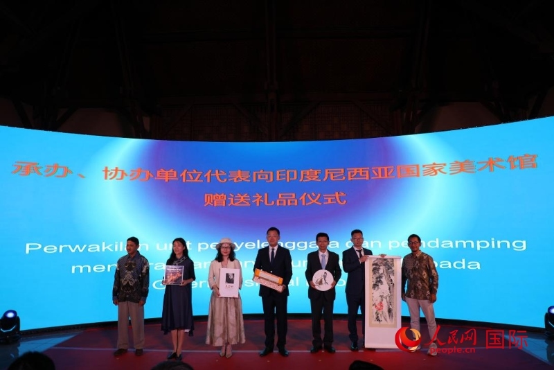 在展覽開(kāi)幕式現(xiàn)場(chǎng)，本次展覽的承辦、協(xié)辦單位代表向印尼國(guó)家美術(shù)館贈(zèng)送禮品。人民網(wǎng)記者 曹師韻攝
