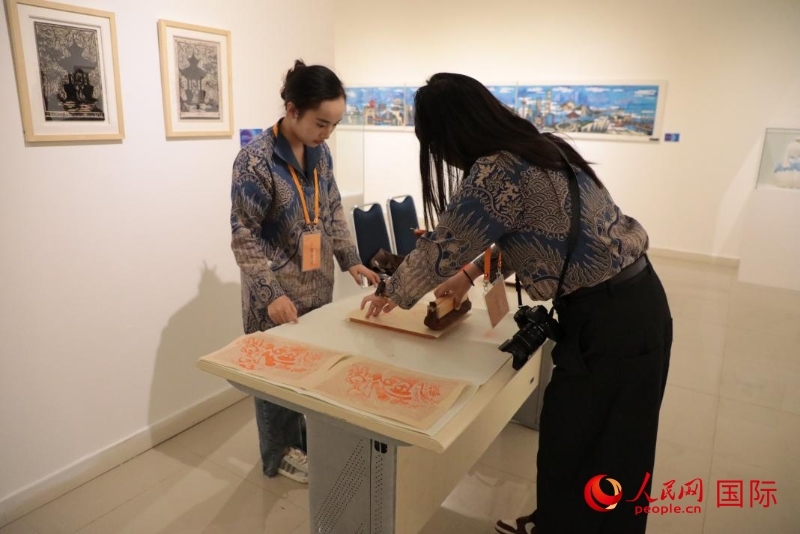 展覽現(xiàn)場(chǎng)的拓印技藝體驗(yàn)工坊。人民網(wǎng)記者曹師韻攝