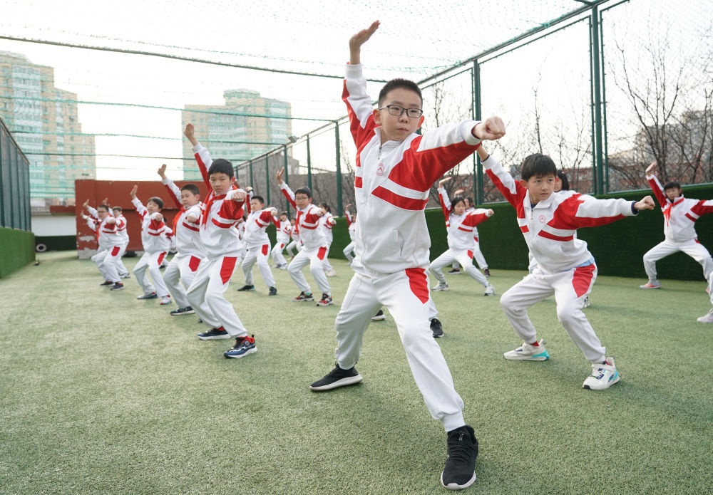 2024年2月21日，在人大附中實(shí)驗小學(xué)，學(xué)生們在體育課中進(jìn)行武術(shù)練習(xí)。新華社記者 任超 攝