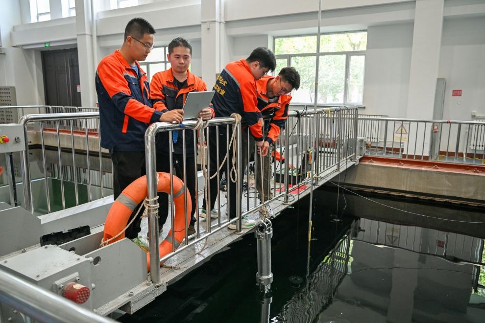 哈爾濱工程大學(xué)水聲工程學(xué)院學(xué)生在進(jìn)行技術(shù)實(shí)驗(yàn)。新華社記者王松 攝